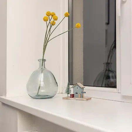 Cute With A View Over The Rooftops And Free Parking In The Area *